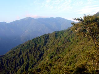 平成荘の窓から見た剣山